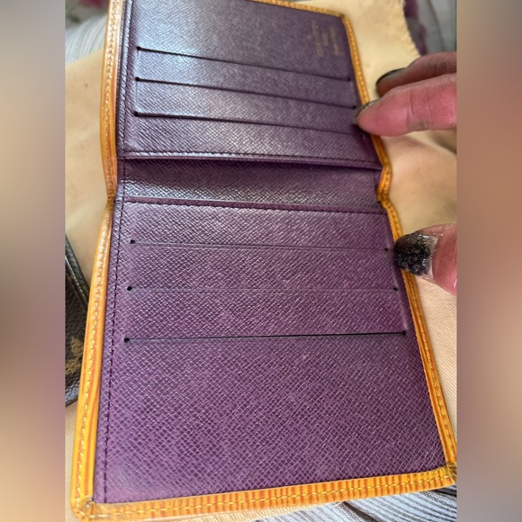 Authentic Louis Vuitton Men’s epi wallet - Picture 5 of 7